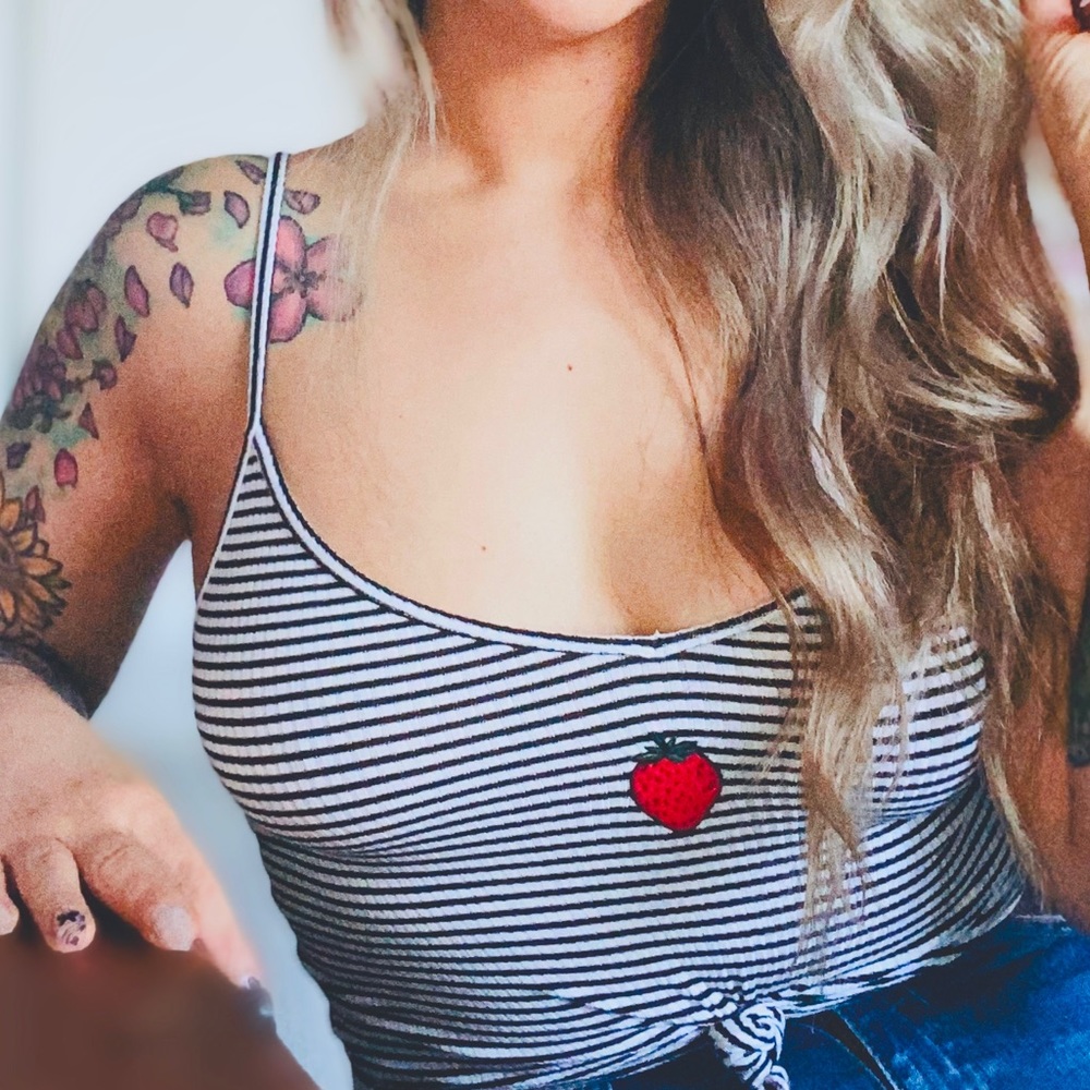 Forever 21 croptop - Picture 2 of 2